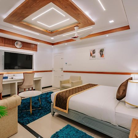 Excellency Airport Hotel Kochi Esterno foto