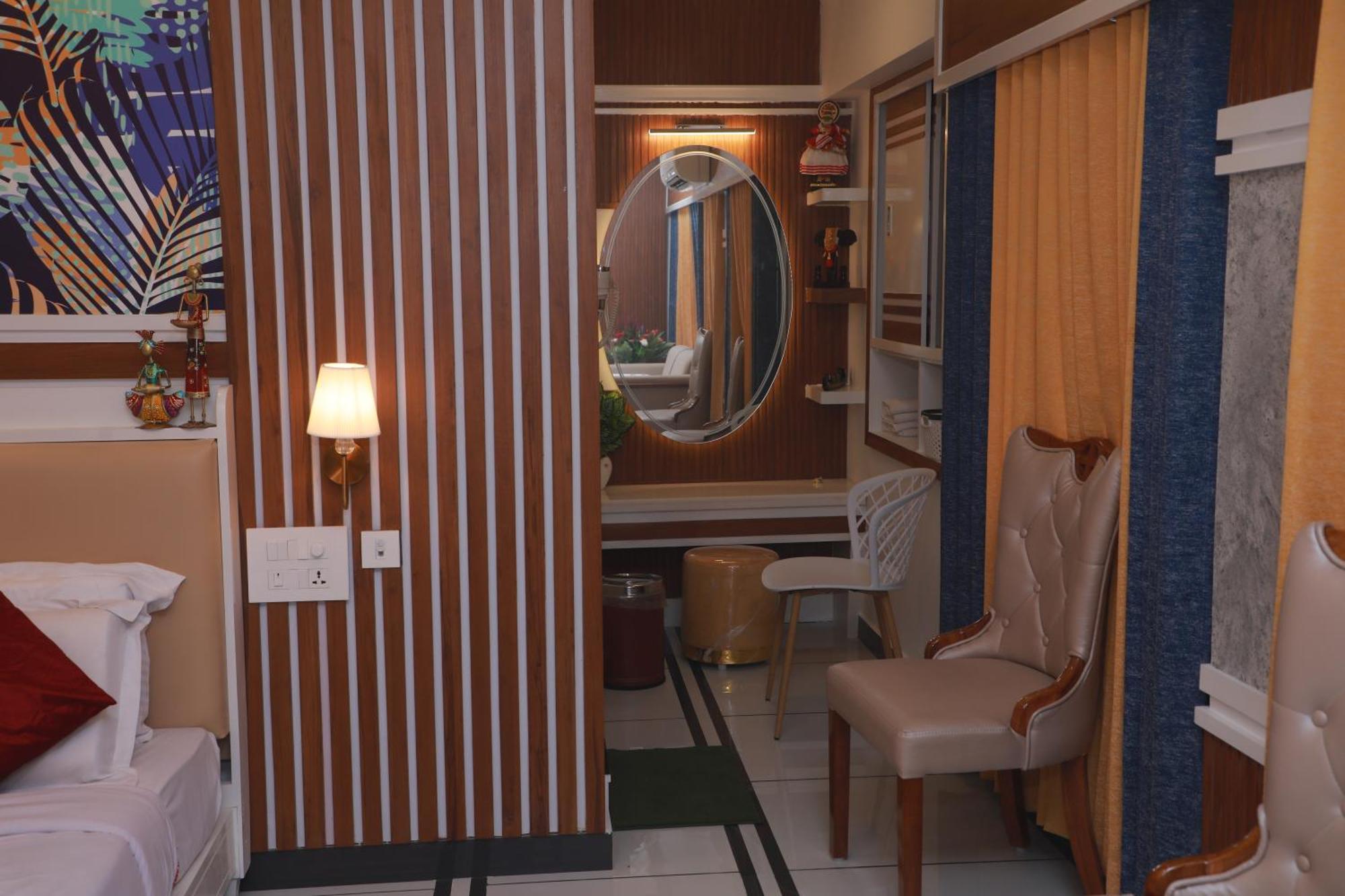 Excellency Airport Hotel Kochi Esterno foto