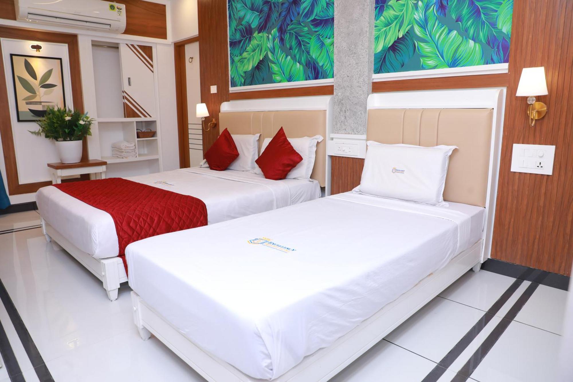 Excellency Airport Hotel Kochi Esterno foto